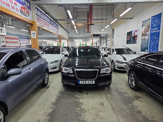 Chrysler 300 3 of 5