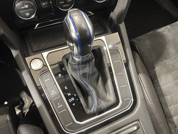 Volkswagen Passat 12 of 14