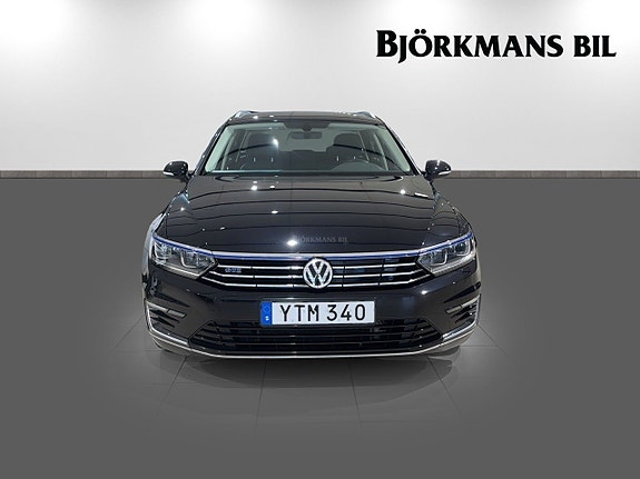 Volkswagen Passat 2 of 14