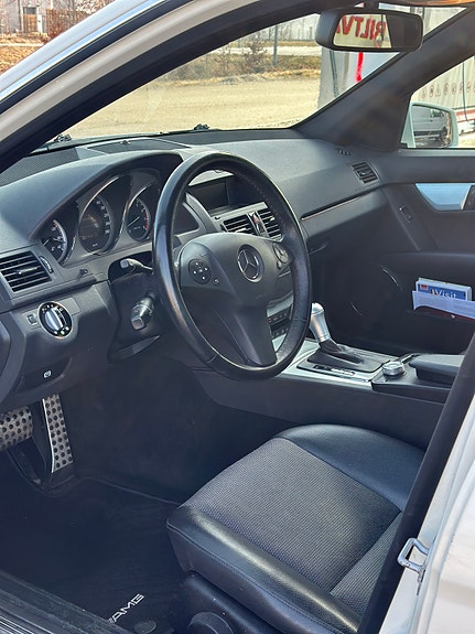 Mercedes-Benz C180 4 of 5