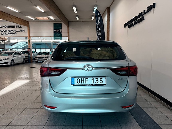 Toyota Avensis 4 of 5