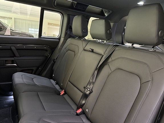 Land Rover Defender 110 15 of 22