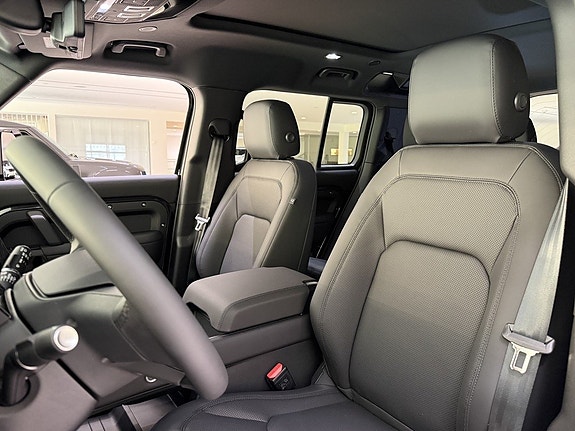 Land Rover Defender 110 8 of 22
