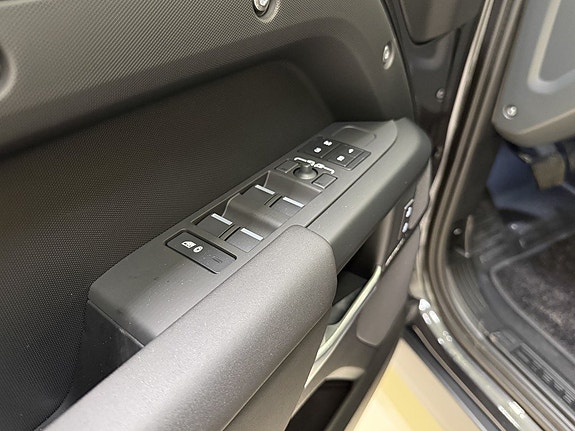 Land Rover Defender 110 11 of 22