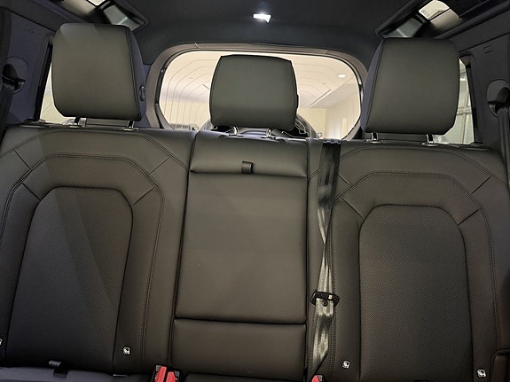 Land Rover Defender 110 16 of 22