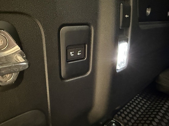 Land Rover Defender 110 22 of 22
