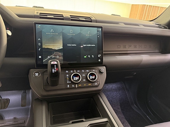 Land Rover Defender 110 13 of 22