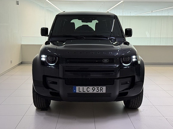 Land Rover Defender 110 2 of 5