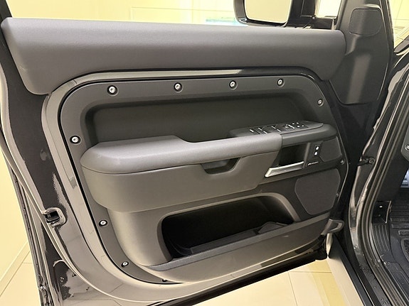 Land Rover Defender 110 10 of 22