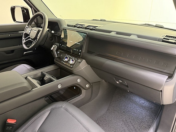 Land Rover Defender 110 19 of 22