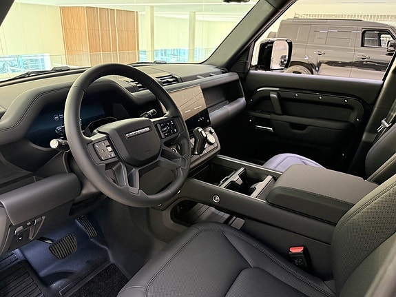 Land Rover Defender 110 9 of 22