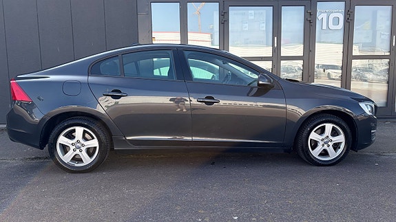 Volvo S60 4 of 5