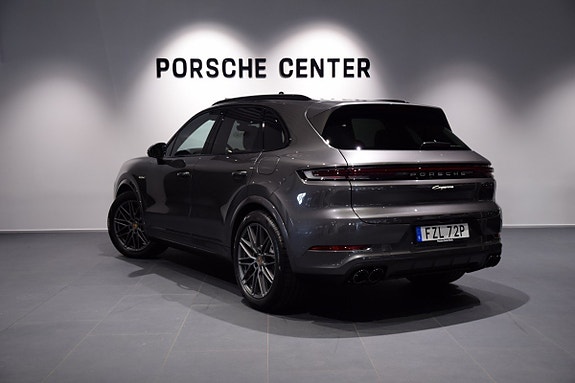 Porsche Cayenne 3 of 5