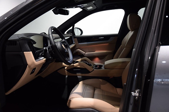 Porsche Cayenne 4 of 5