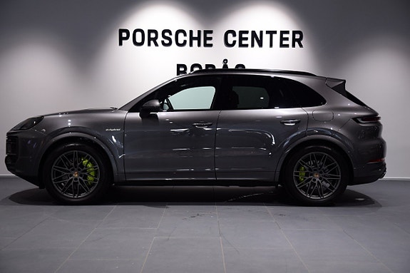 Porsche Cayenne 2 of 5