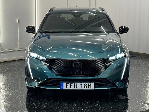 Peugeot 308 SW 2 of 5