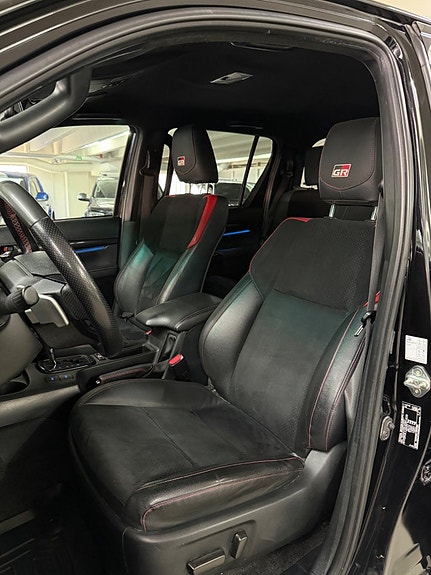 Toyota HiLux 14 of 25
