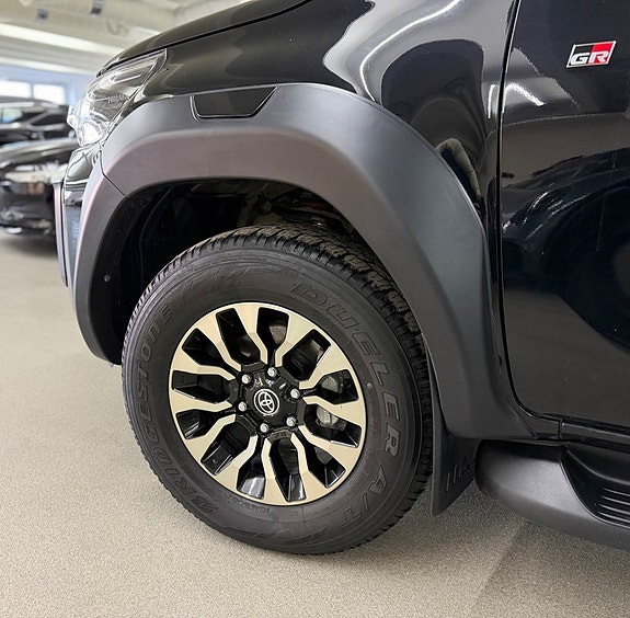 Toyota HiLux 25 of 25