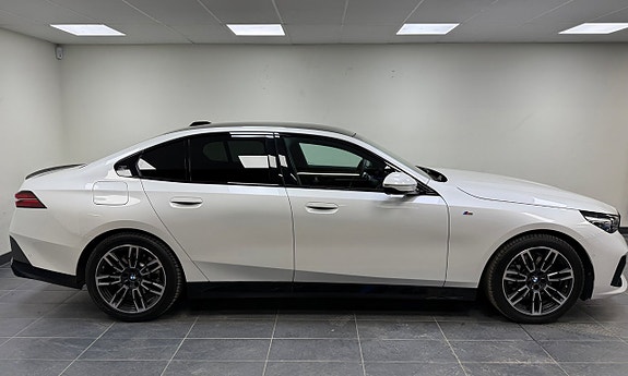 BMW 520d 3 of 5