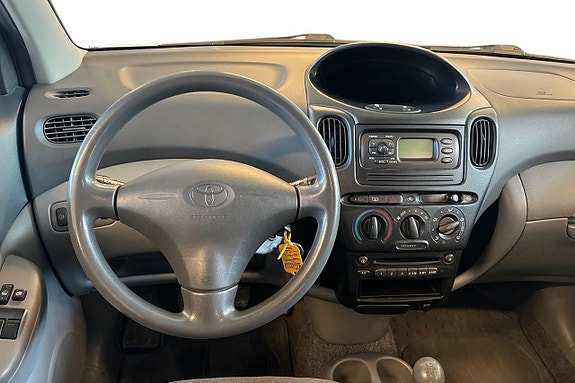 Toyota Yaris Verso 8 of 16