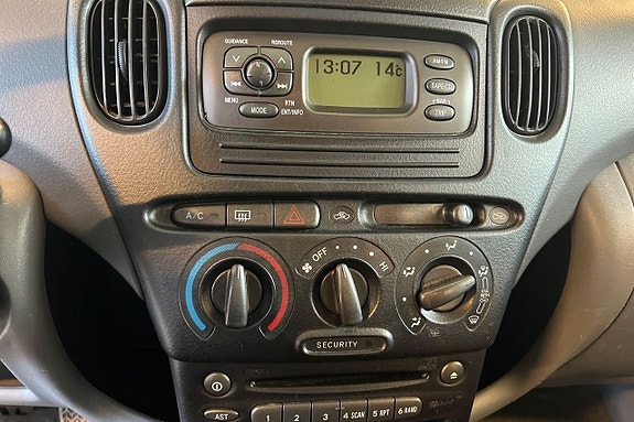 Toyota Yaris Verso 12 of 16