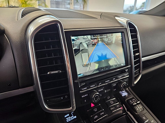 Porsche Cayenne 8 of 20