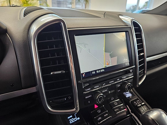 Porsche Cayenne 9 of 20