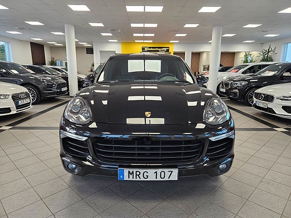 Porsche Cayenne 2 of 5
