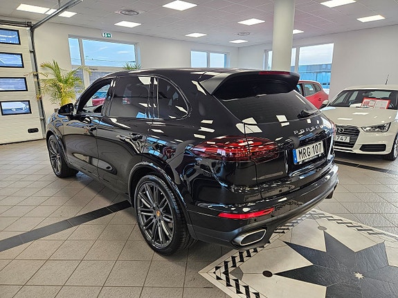 Porsche Cayenne 4 of 5