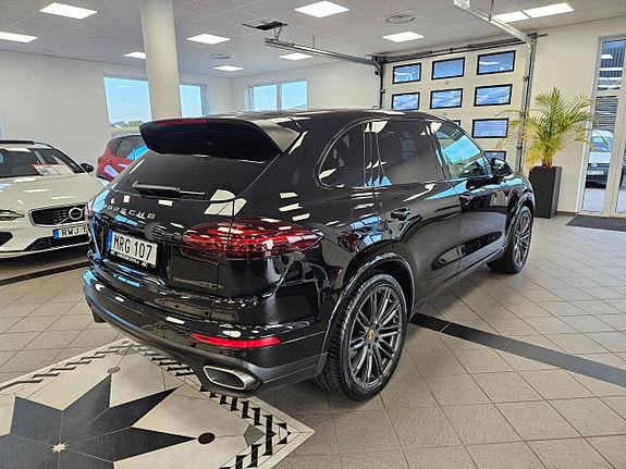 Porsche Cayenne 6 of 20