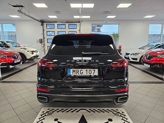 Porsche Cayenne 5 of 5