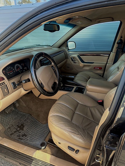 Jeep Grand Cherokee 3 of 8