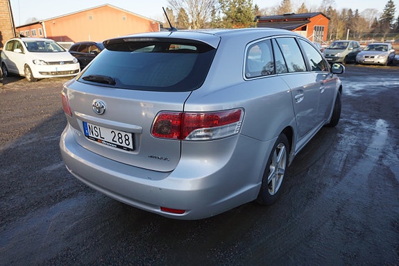 Toyota Avensis 3 of 5