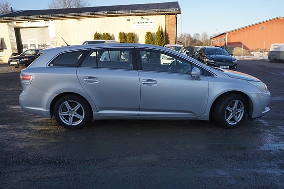 Toyota Avensis 2 of 5