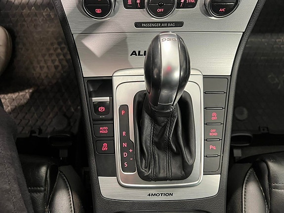 Volkswagen Passat Alltrack 17 of 26