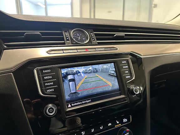 Volkswagen Passat 16 of 18