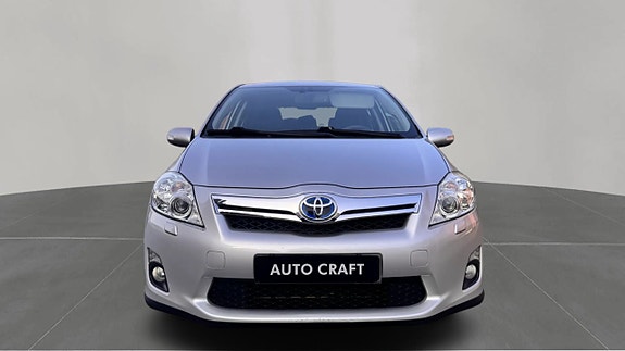 Toyota Auris 2 of 5