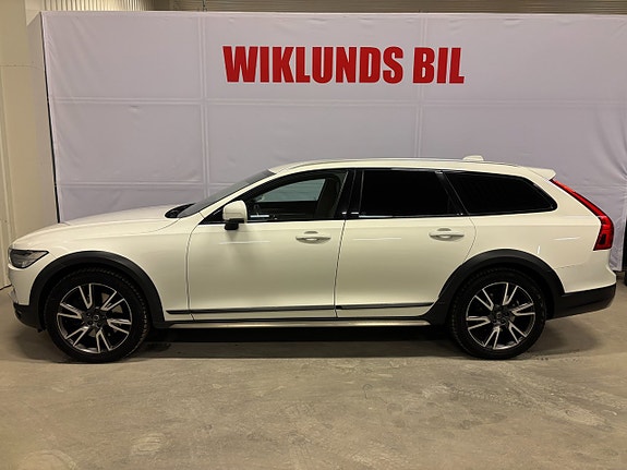 Volvo V90 Cross Country 2 of 5
