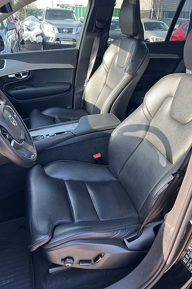Volvo XC90 11 of 25