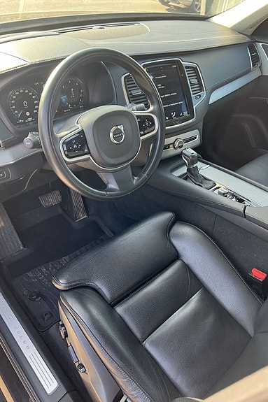 Volvo XC90 10 of 25