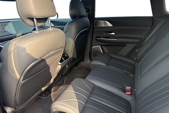 XPeng G9 11 of 18