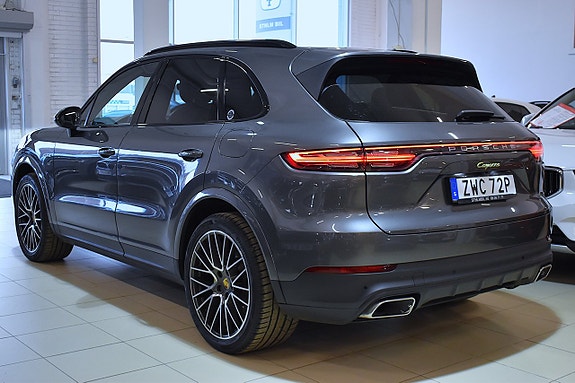 Porsche Cayenne 3 of 5
