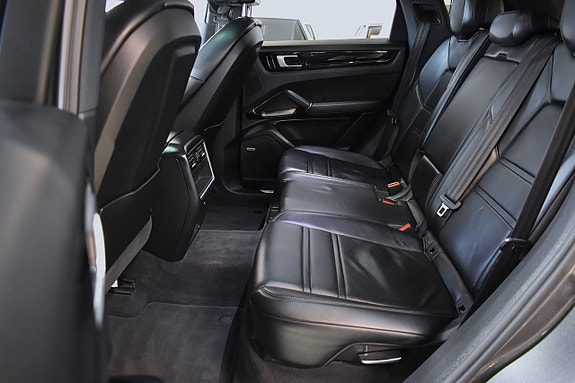 Porsche Cayenne 12 of 30