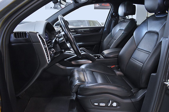 Porsche Cayenne 11 of 30