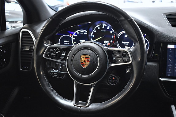 Porsche Cayenne 13 of 30