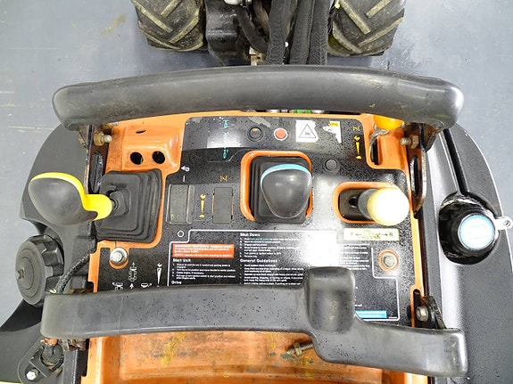 Ditch witch R300 6 of 7