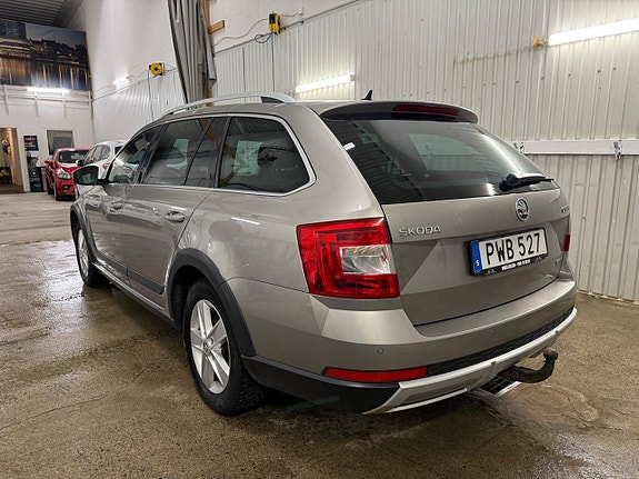 Skoda Octavia Scout 3 of 5