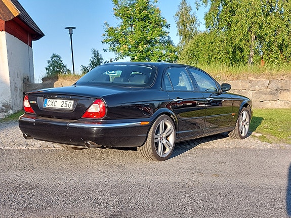 Jaguar XJR 4 of 6