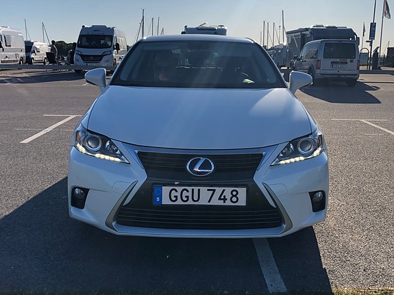 Lexus CT200h 2 of 5