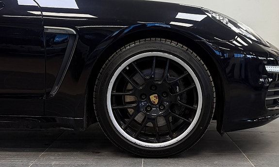 Porsche Panamera 4 4 of 5